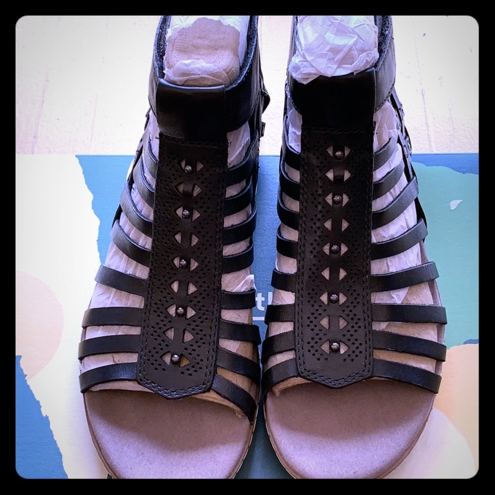 Camellia Marconi Earth Sandals